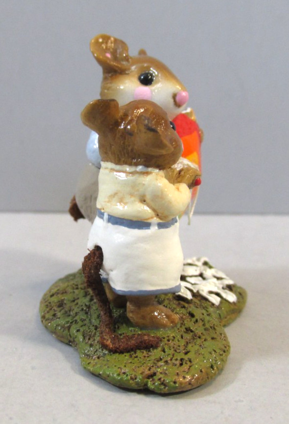 1995 Wee Forest Folk “High Flyer” Mouse/Rainbow Kite Miniature Figurine (M-207)