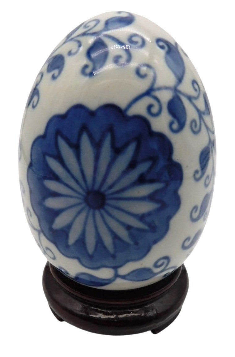Display Porcelain Blue and White Display Egg Vintage Vine Floral 6″