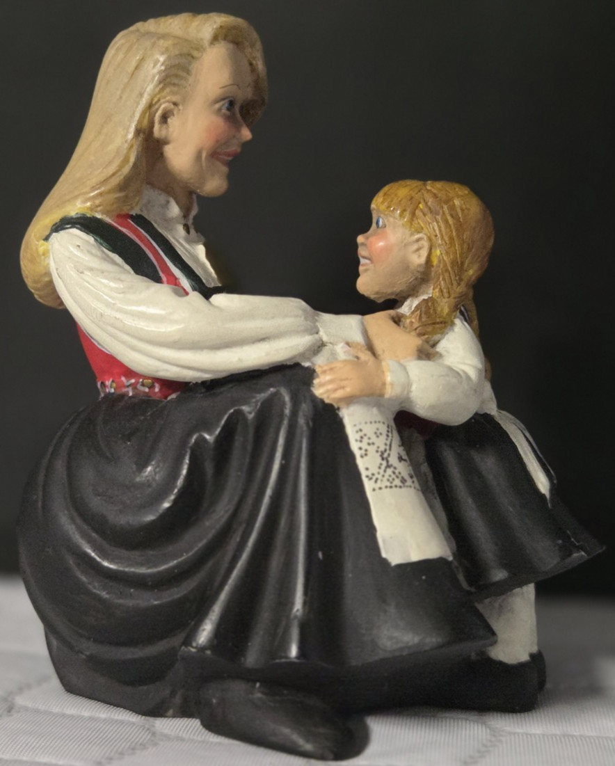 Candy Design Norway Figurine Mother Woman Child Hardangers Bunads 4X3.5″ Resin