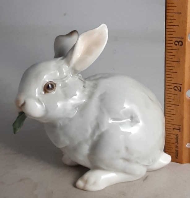 Hutschenreuther Germany Bunny Rabbit With Leaf Figurine # 1814 EXC.