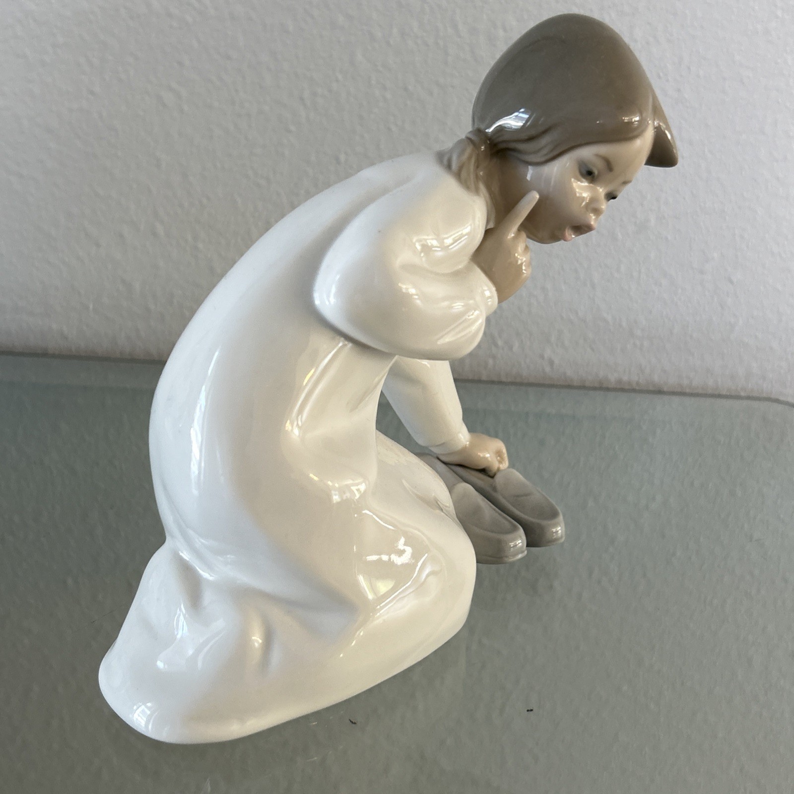 Vintage LLADRO LITTLE GIRL WITH SLIPPERS 5.5 inches Tall Hand Made In Spain
