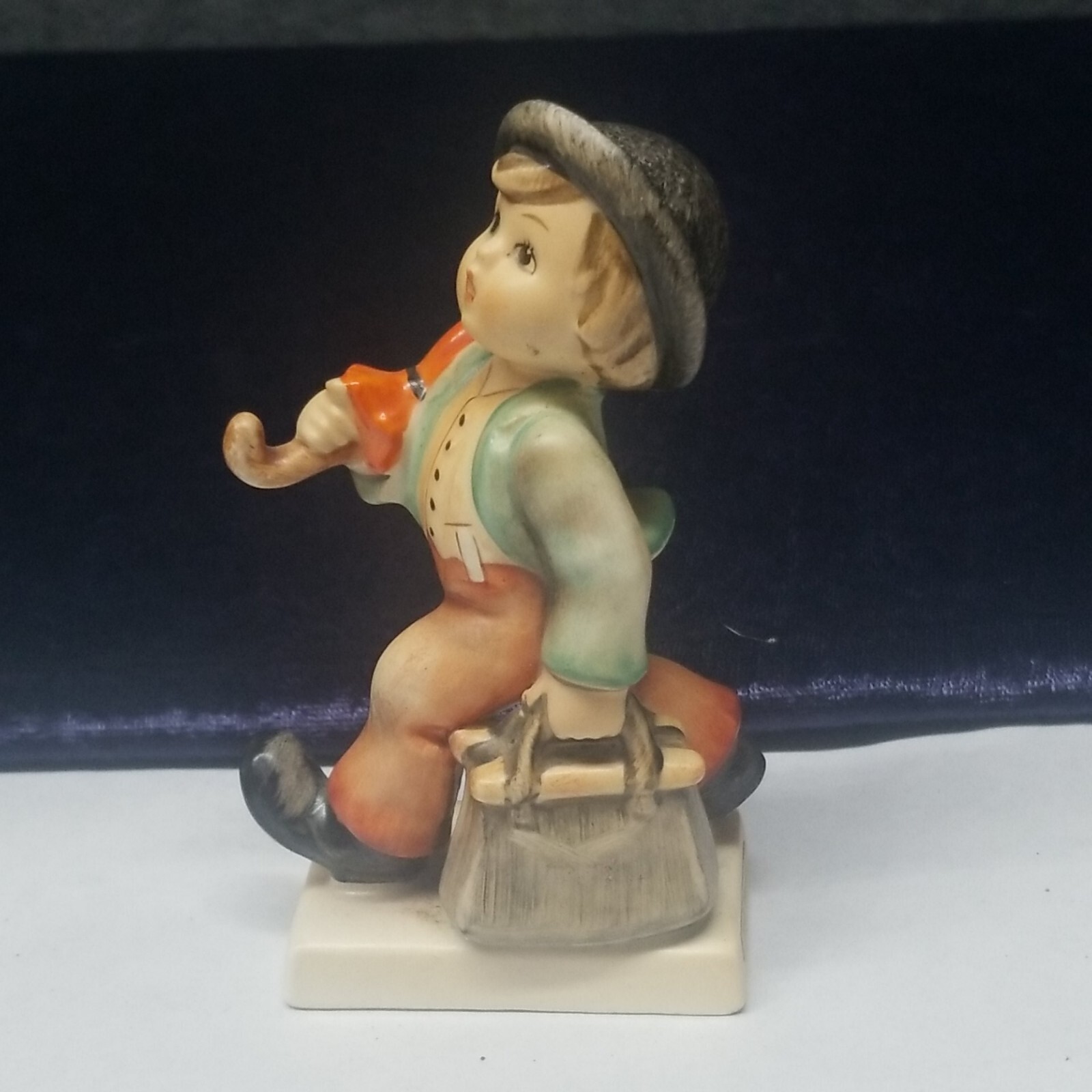 HUMMEL FIGURINE “MERRY WANDERER” #11 2/0 – TMK #3 Stylized Bee 1960-63