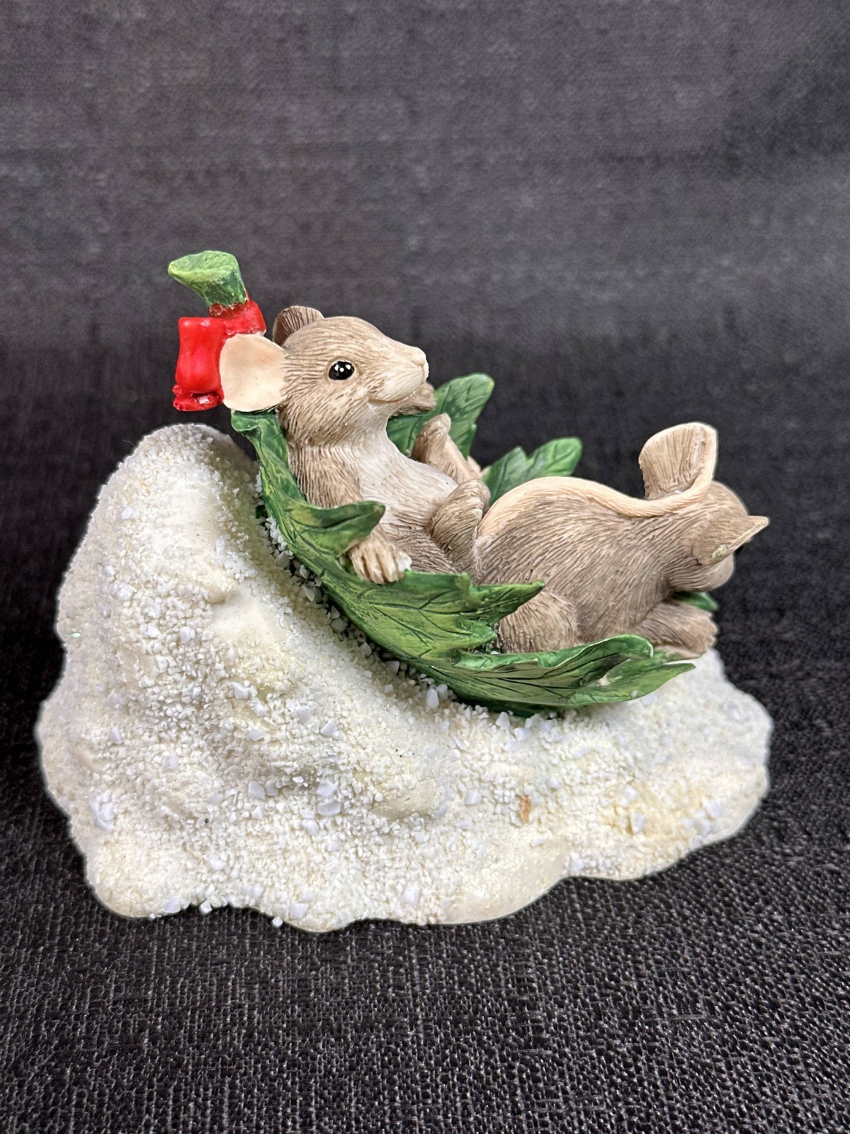 Charming Tails Flying Leaf Saucer Figurine Mouse 87/305 Christmas Sledding Snow