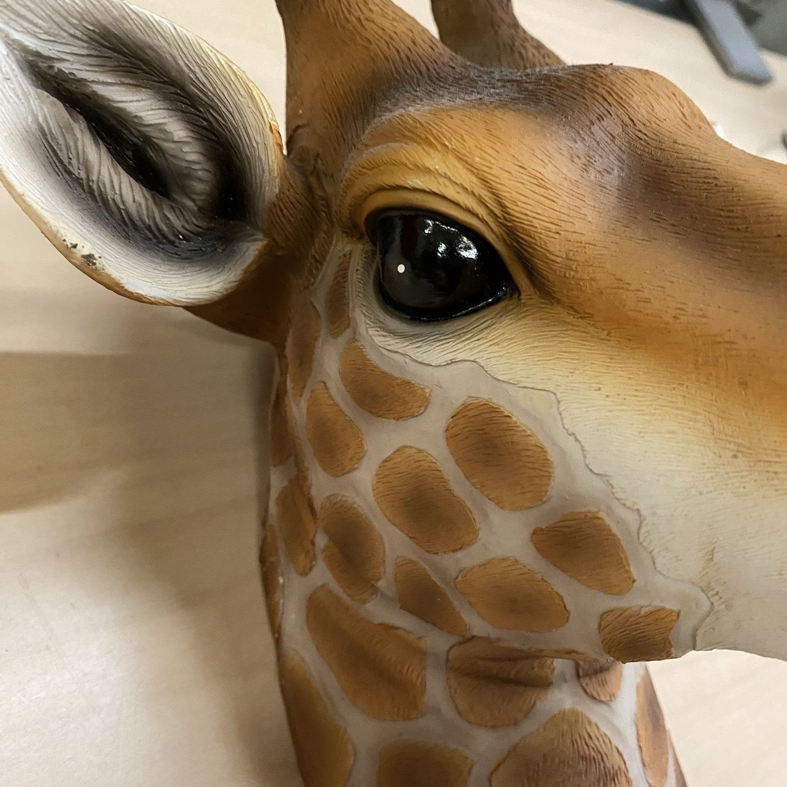 DWK Corporation Giraffe Head Hanging Display Wall Mount Home Decor 10” Statue