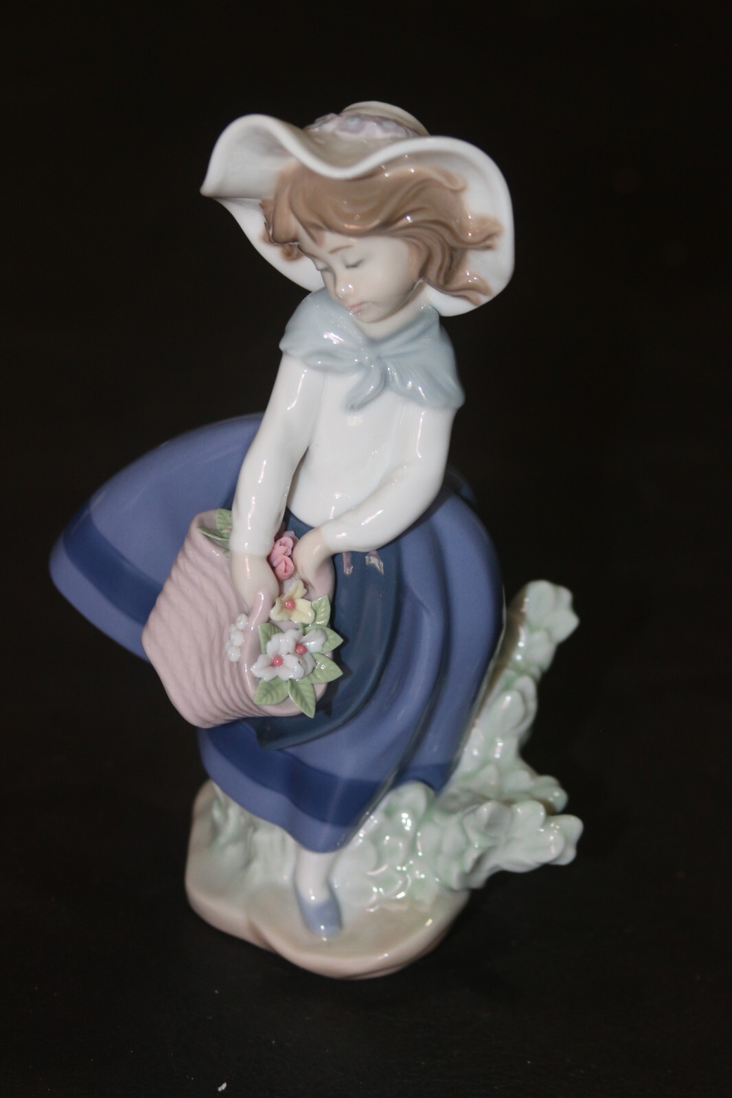 LLADRO Pretty Pickings Girl Figurine with Basket #05222 in Original Box. Signed