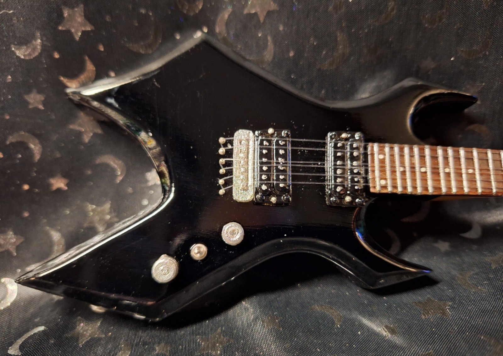 Axe Heaven Miniature Guitars Eddie Stranger Things B.C. Rich Warlock – NIB