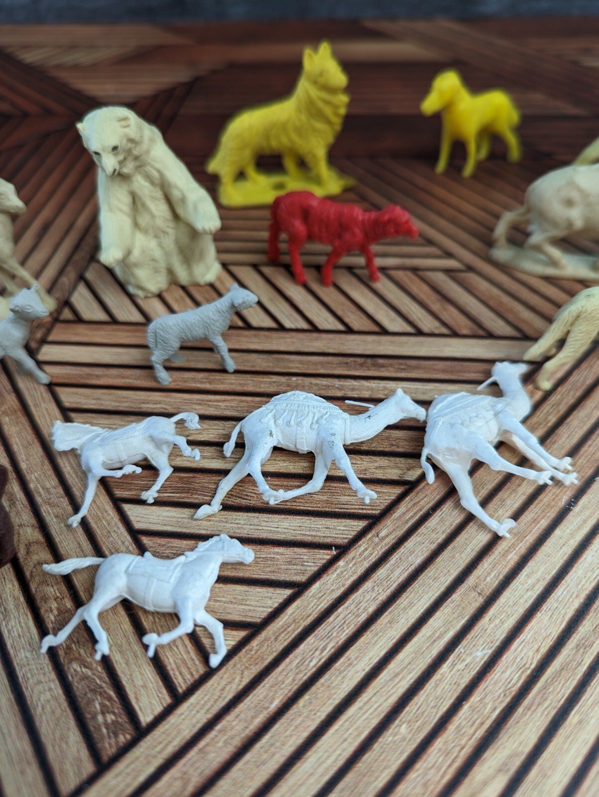 20 Piece Vtg Plastic Figurines Animals, Farmer Mixed Brands (Marx, Britains)