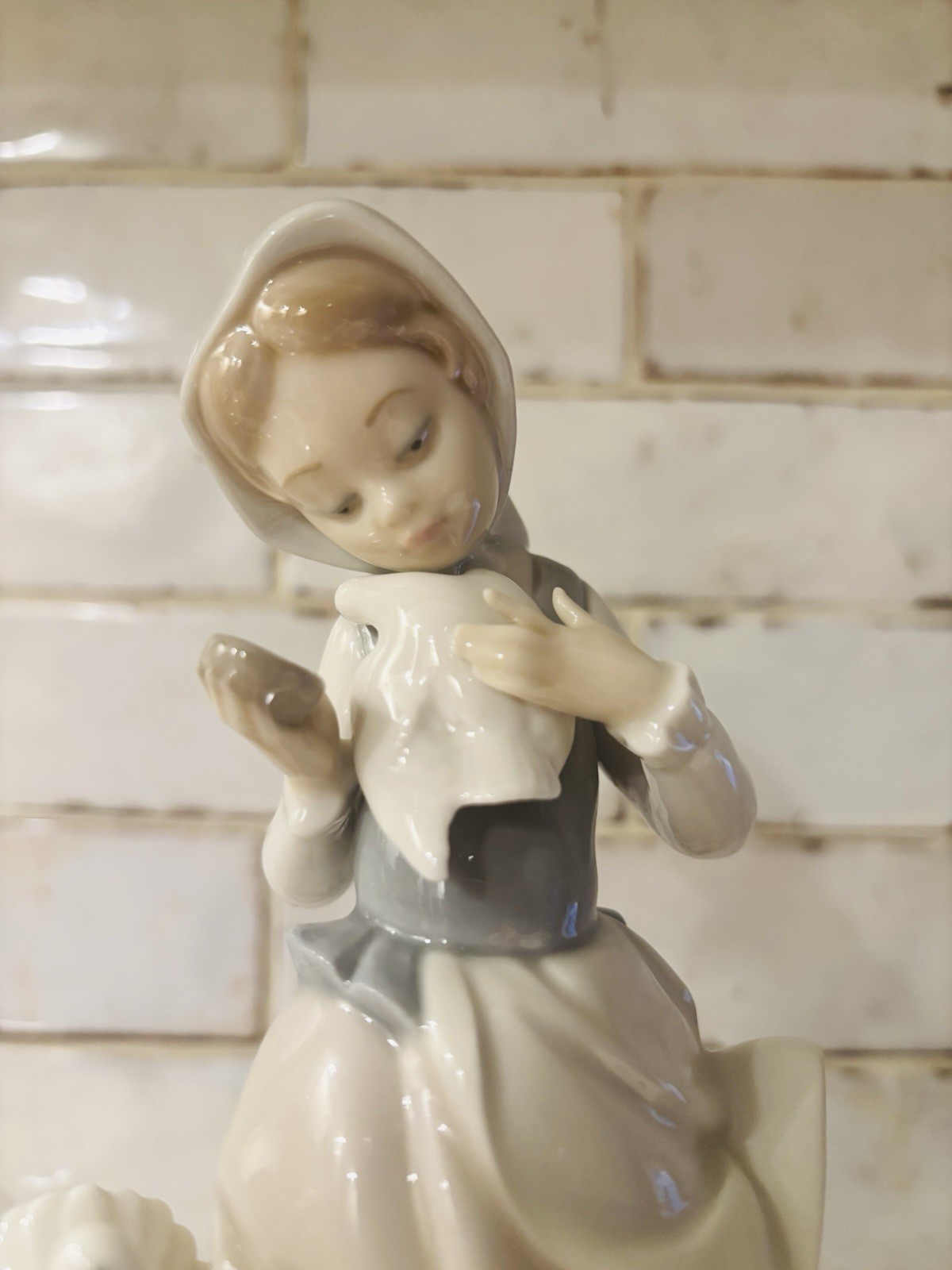 Retired Lladro #4915 Girl with Pigeons Figurine – No Box.