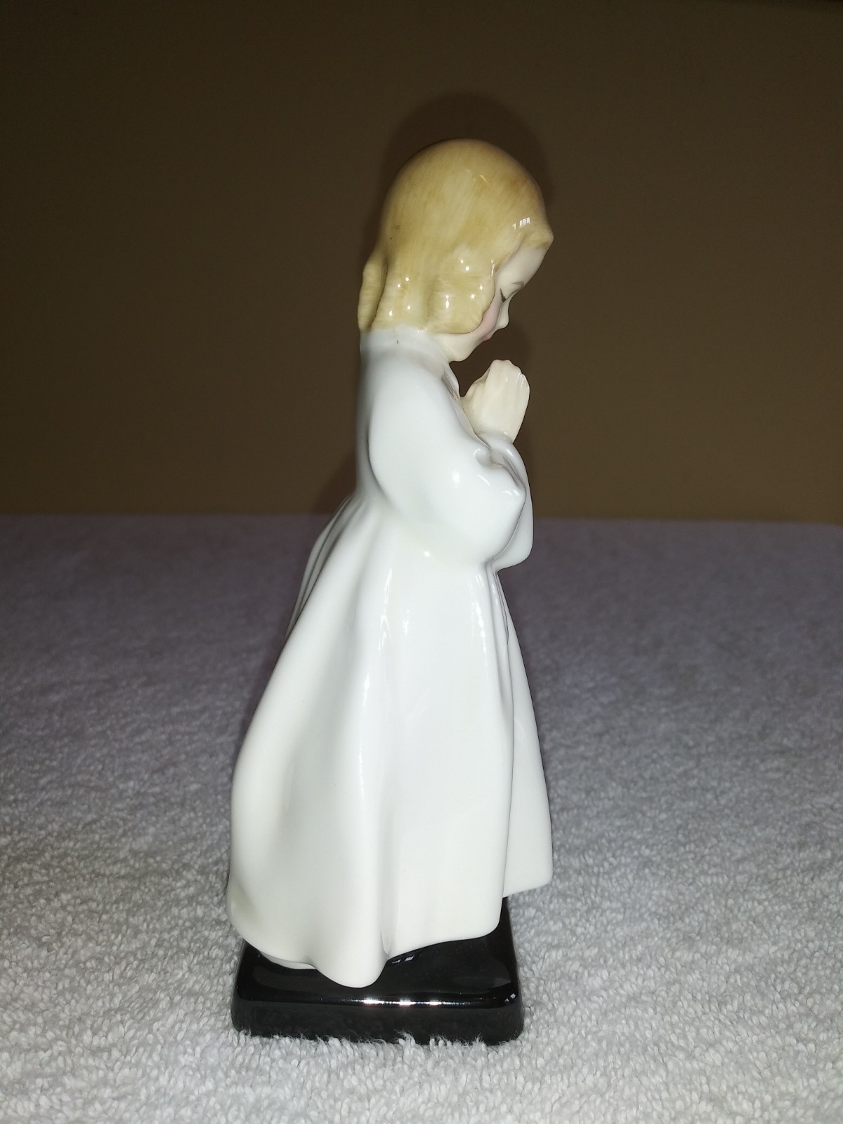 Royal Dalton Girl Praying Figurine H.N. 1978. copr 1945. Mint Condition !