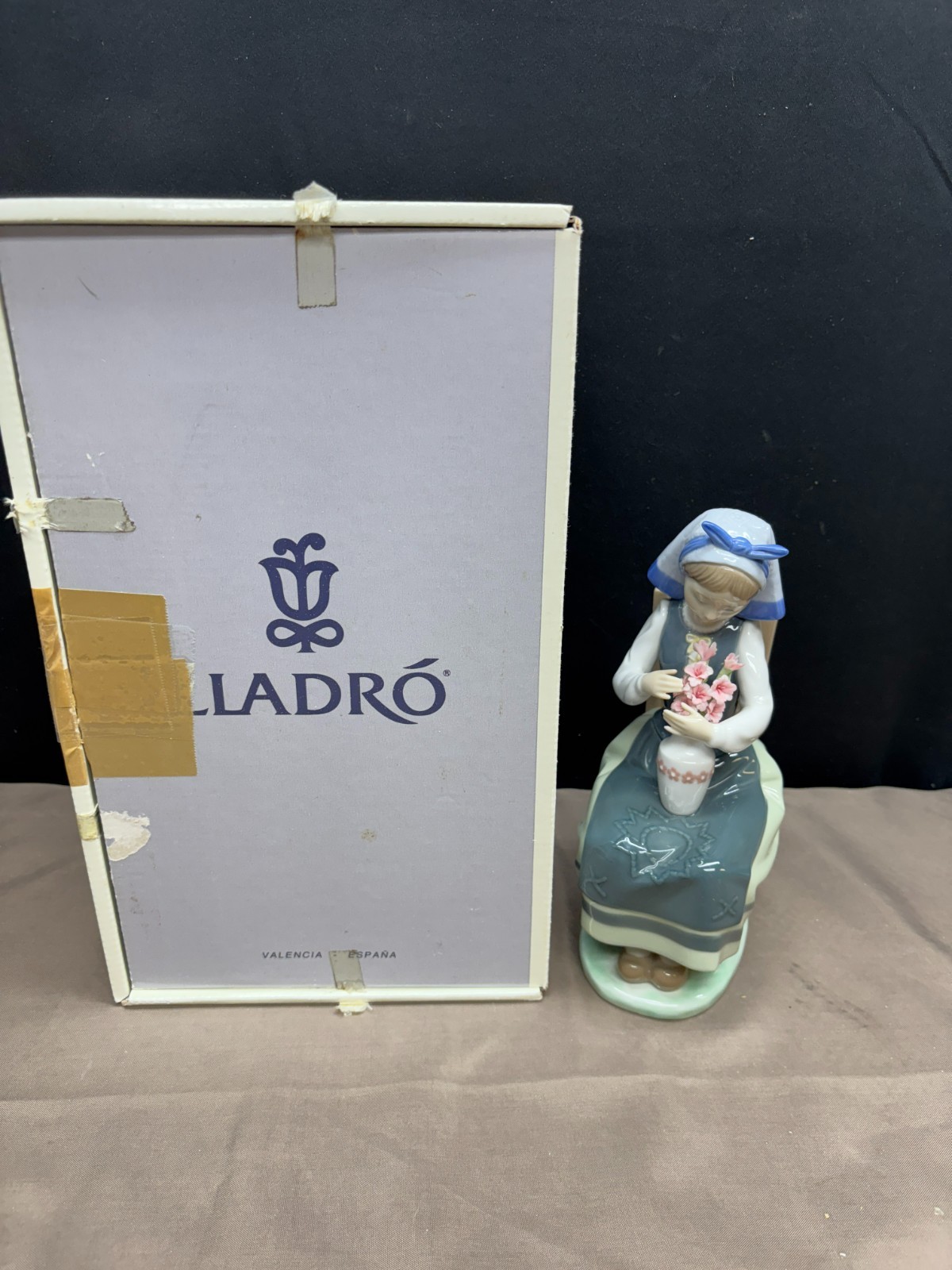 Lladro “FLOWER HARMONY” #1418 Figurine Original Box ~ EXCELLENT CONDITION
