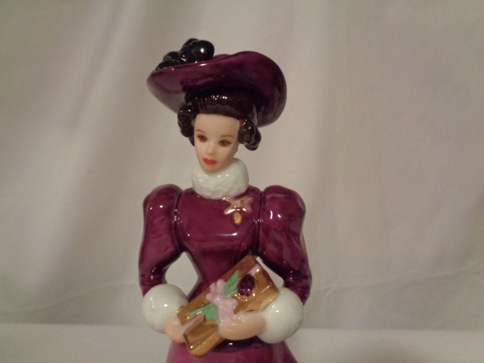 HALLMARK HOLIDAY TRADITIONS BARBIE DOLL PORCELAIN FIGURINE FIGURE wBox 1997 1996