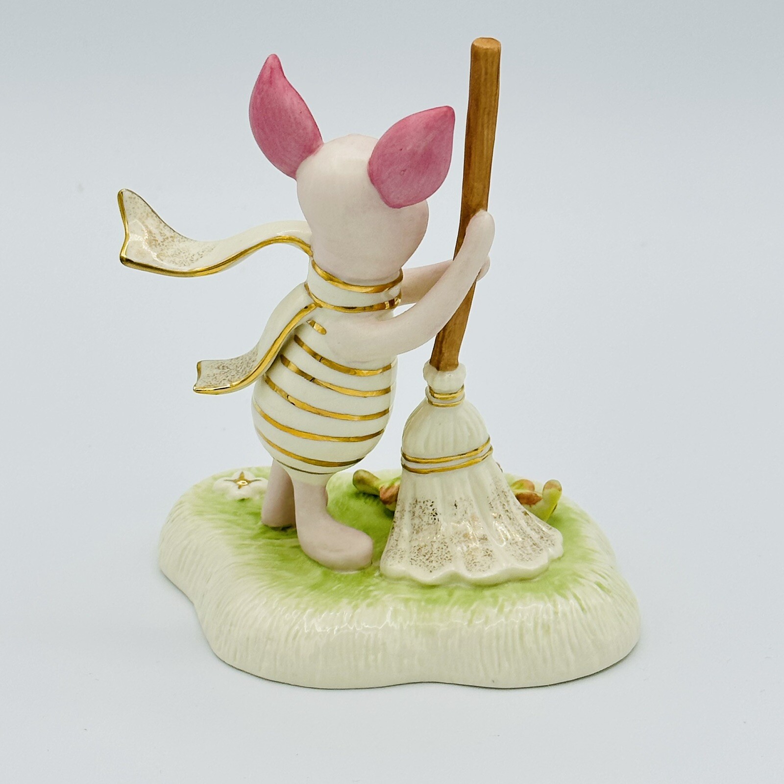 Lenox Walt Disney Showcase Piglet’s Clean Sweep Figurine Winnie The Pooh NEW COA