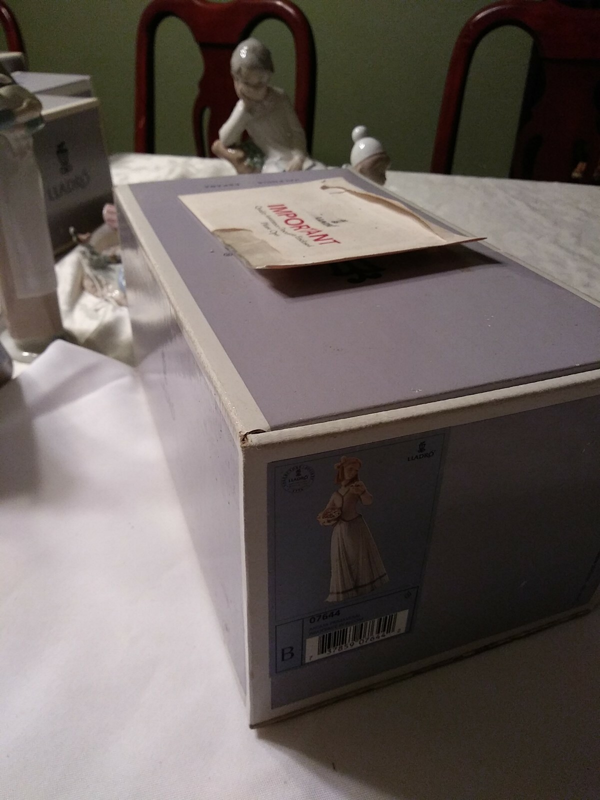VIRTUOUS LLADRO #7644 ” INNOCENCE IN BLOOM ” WOMAN HOLDING FLOWERS-EXCELLENT Box