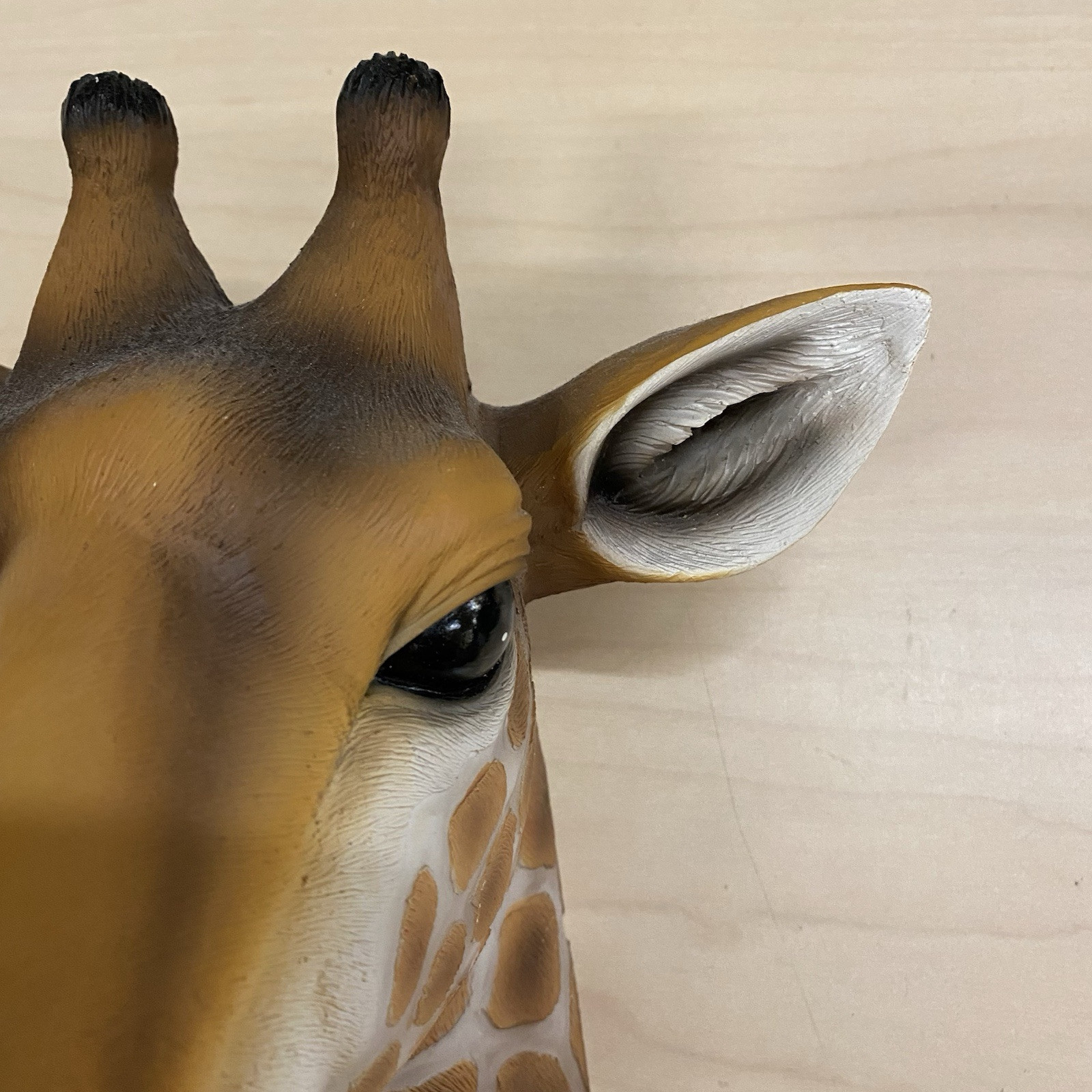 DWK Corporation Giraffe Head Hanging Display Wall Mount Home Decor 10” Statue