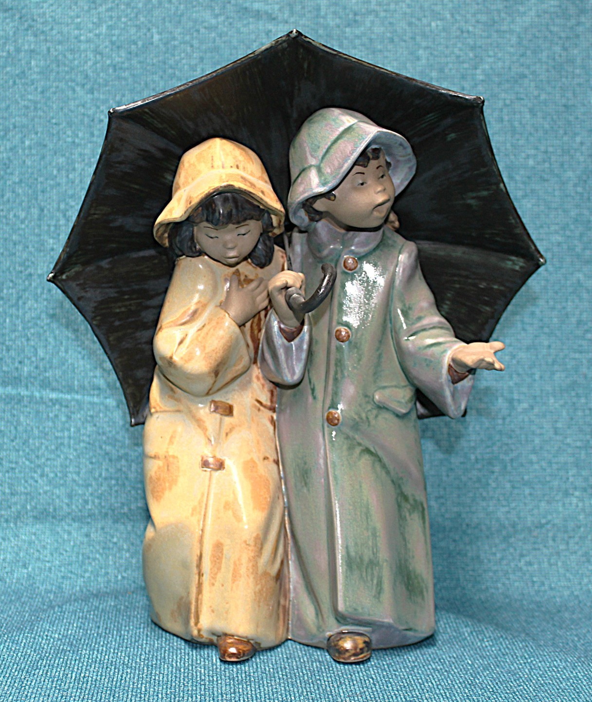 Retired Lladro “Under The Rain in Spain” #2077 Large 9.5″ Figurine MINT COND.