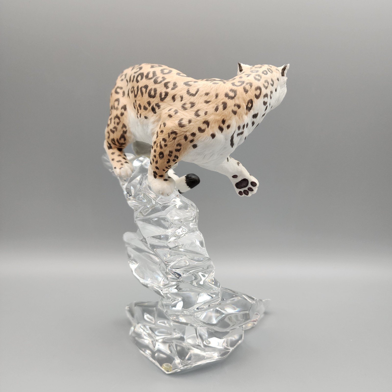 Franklin Mint Porcelain Snow Leopard Cat Figure Sculpture Statue On Crystal