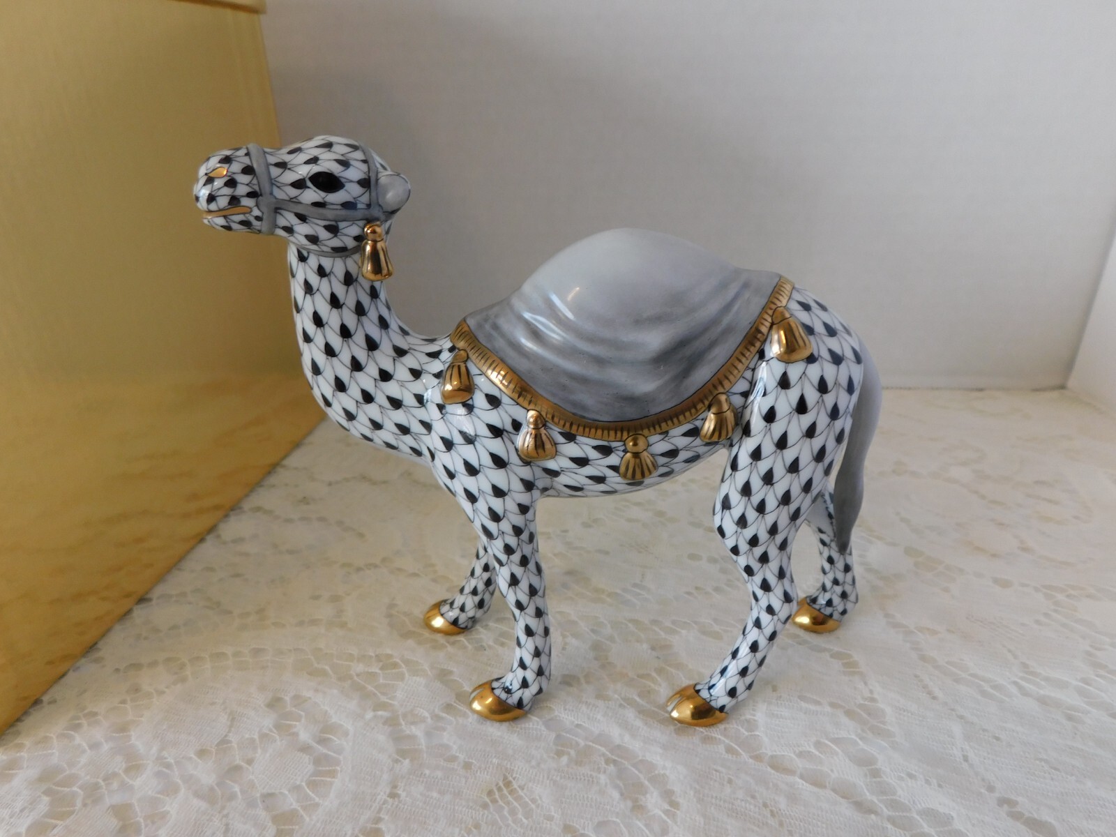 HEREND HUNGARY FIGURINE – WANDERING CAMEL – BLACK FISHNET ON WHITE – 24 KT GOLD