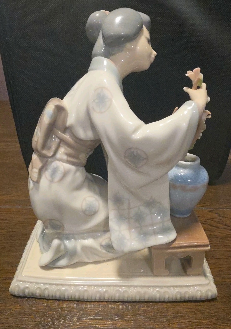 Lladro Geisha Japanese Flower Arranger #4840 Glossy missing finger, stem, petal