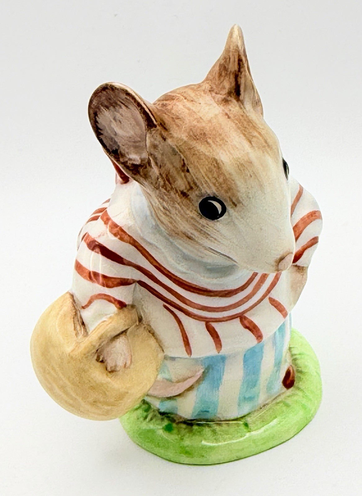 F Warne Beswick Beatrix Potter’s “Mrs Tittlemouse” Figurine Gold Oval Backstamp