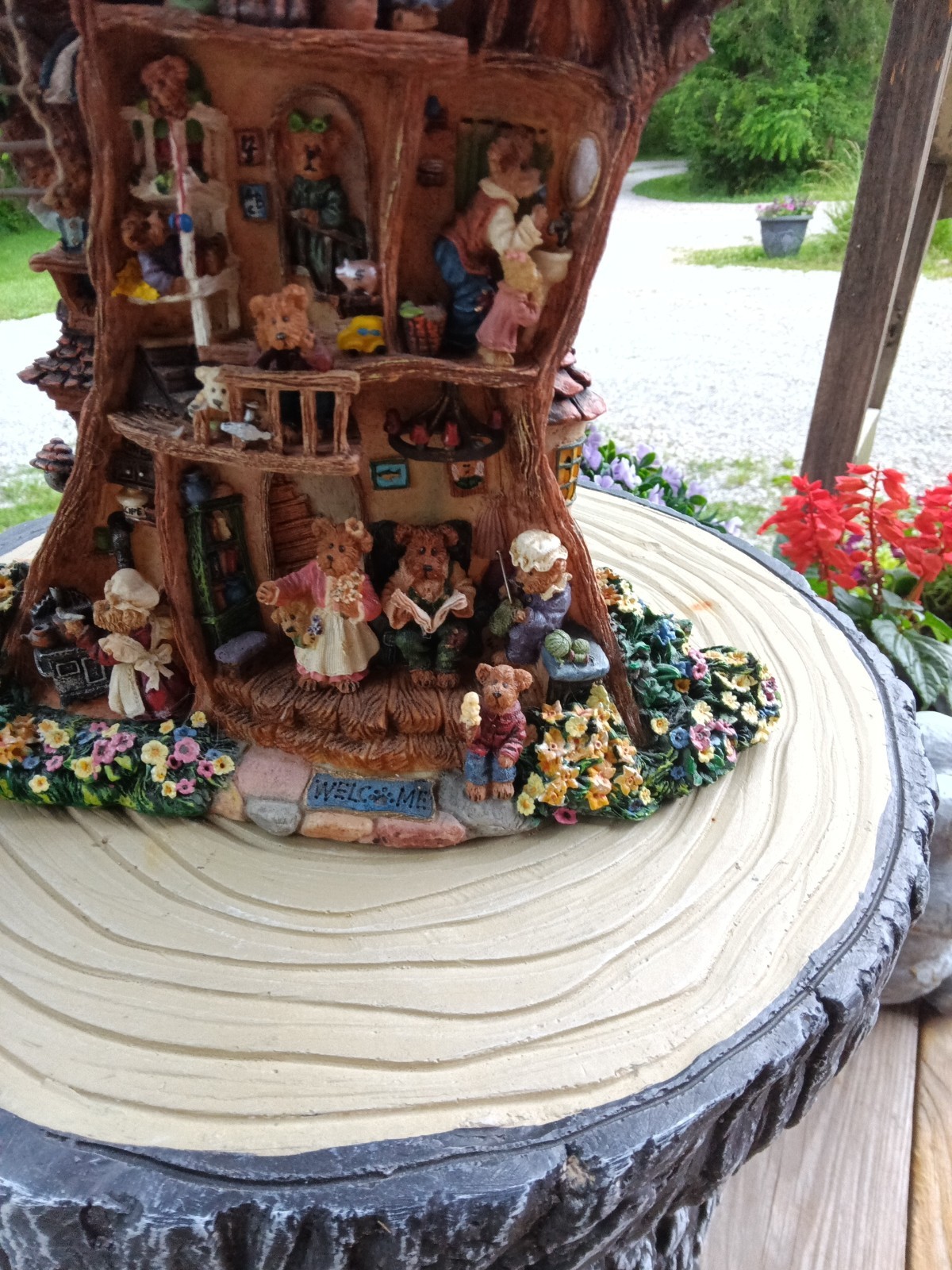 Danbury Mint/The Boyds Bears Tree house – Sculpture Table top or Wall Plaque