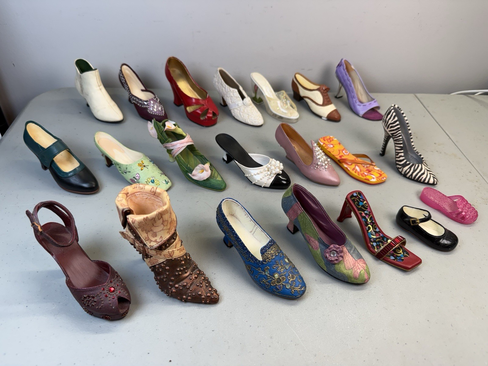 (21) Just the Right Shoe & Raine Lot Collectible Shoes No Certificate Miniature