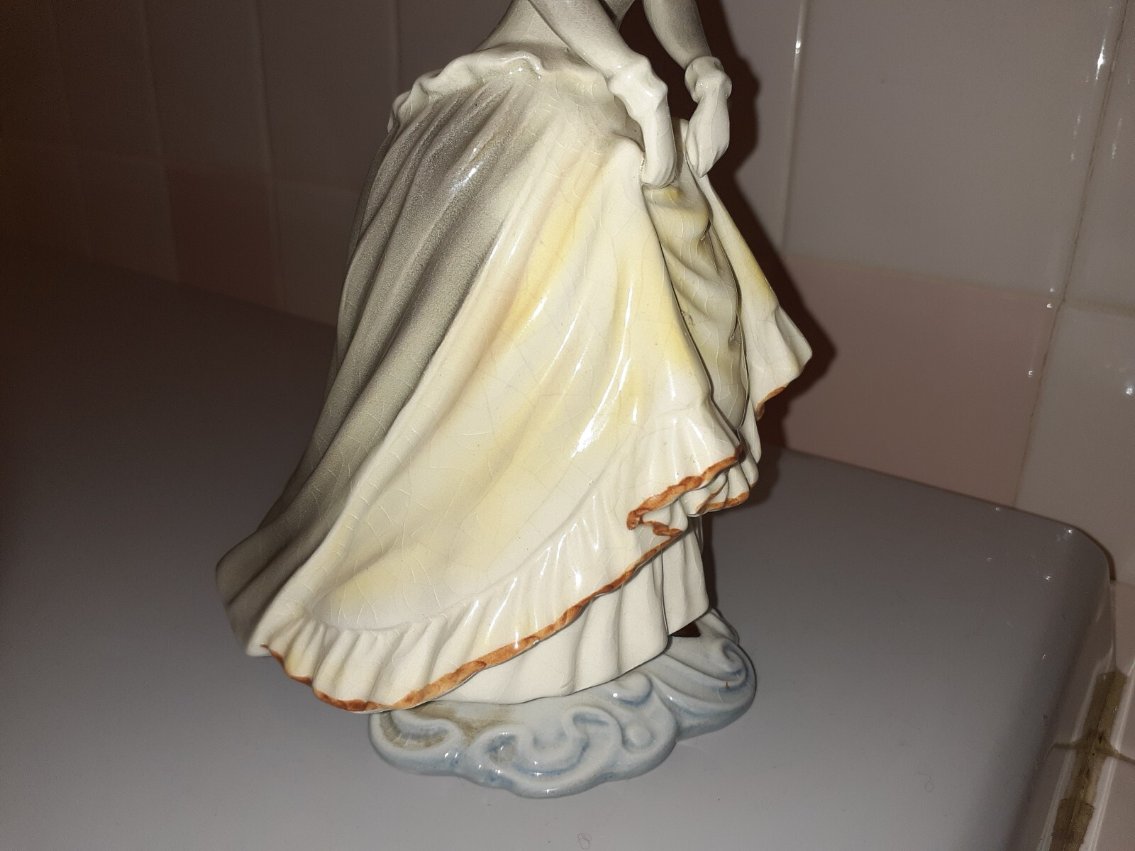 Goldscheider Everlast USA Porcelain Lady Figurine 8.4″ tall x 5″ x 4.9″
