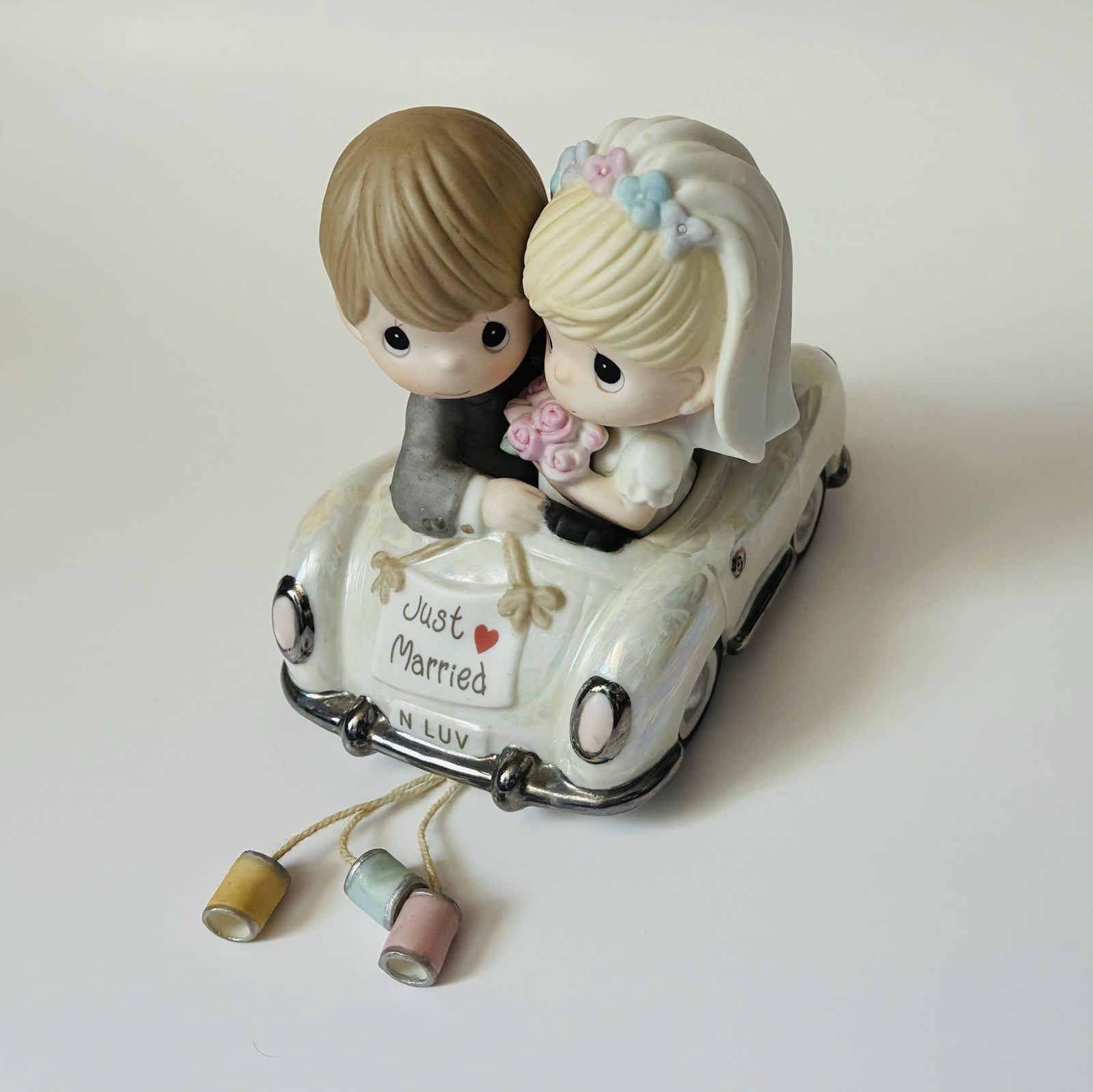 2010 Precious Moments Just Married 103018 Honeymoon Car w/ Cans Bride & Groom