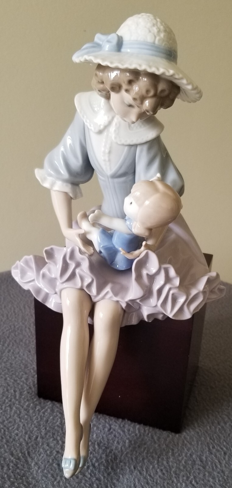 Lladro “Putting Her Doll to Sleep” #1379, Porcelain, Vintage, Retired, pre-owned