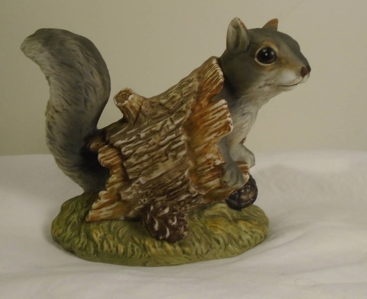 Vintage 1986 Homco Masterpiece Porcelain Squirrel in Log Figurine Mizuno Signed
