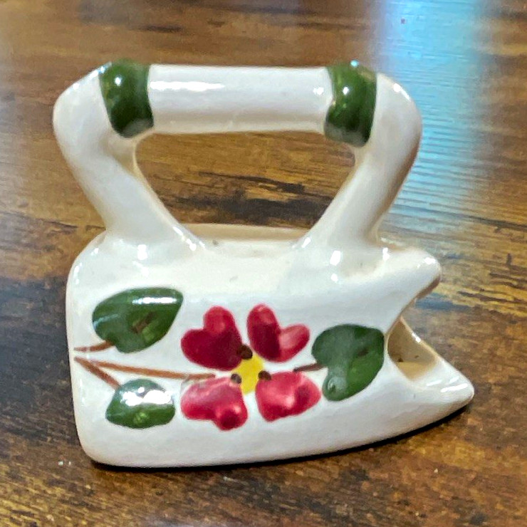 Glazed Ceramic Iron Figurine, White/Green/Red, Floral Design, Small, 1pc