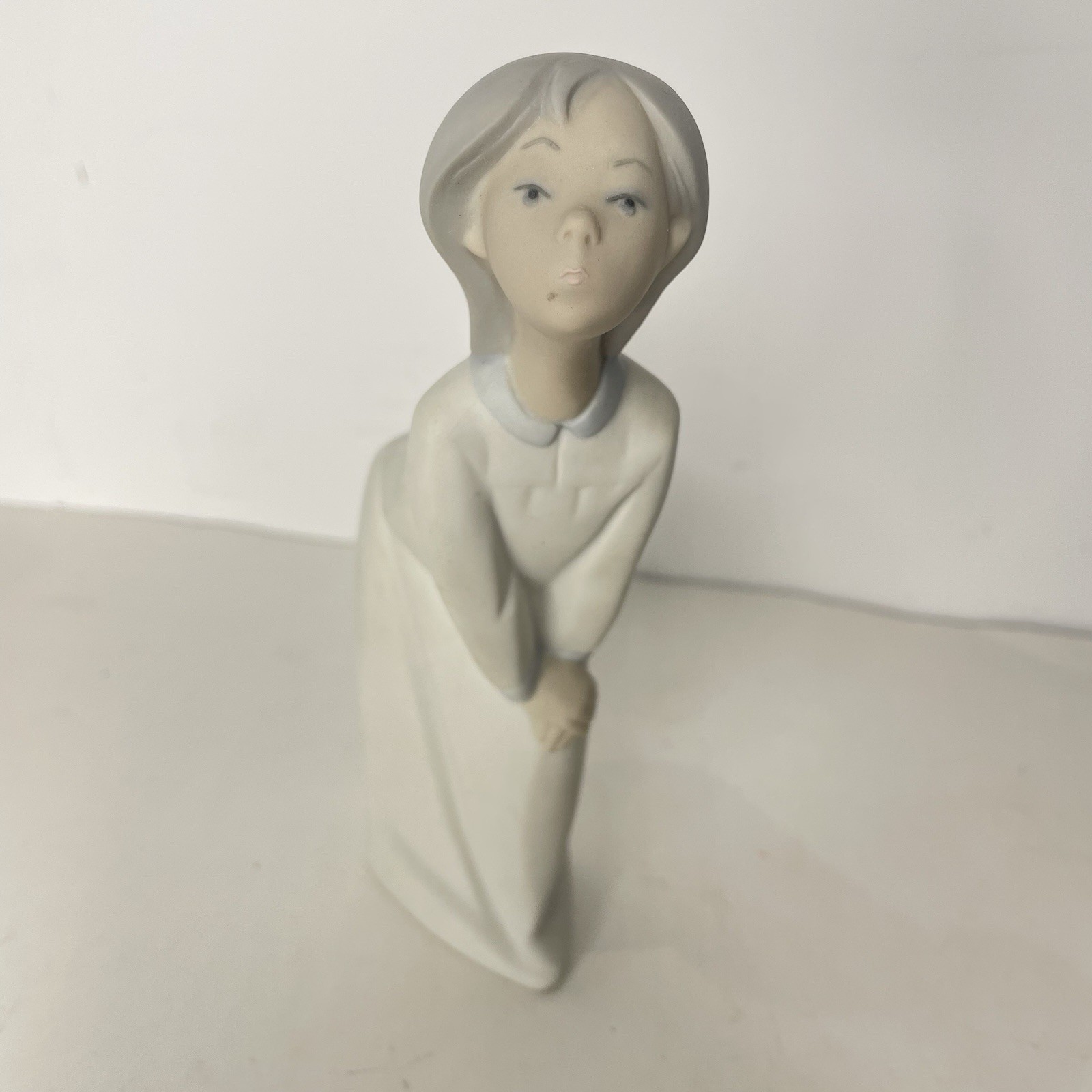 Vintage Lladro Girl Kissing Figurine 4873 Matte Glaze 7.5” Retired