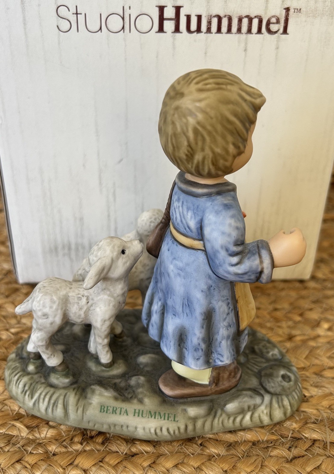 GOEBEL HUMMEL FIGURINE “O COME ALL YE FAITHFUL” BH 51 1997 Has STAFF & COA