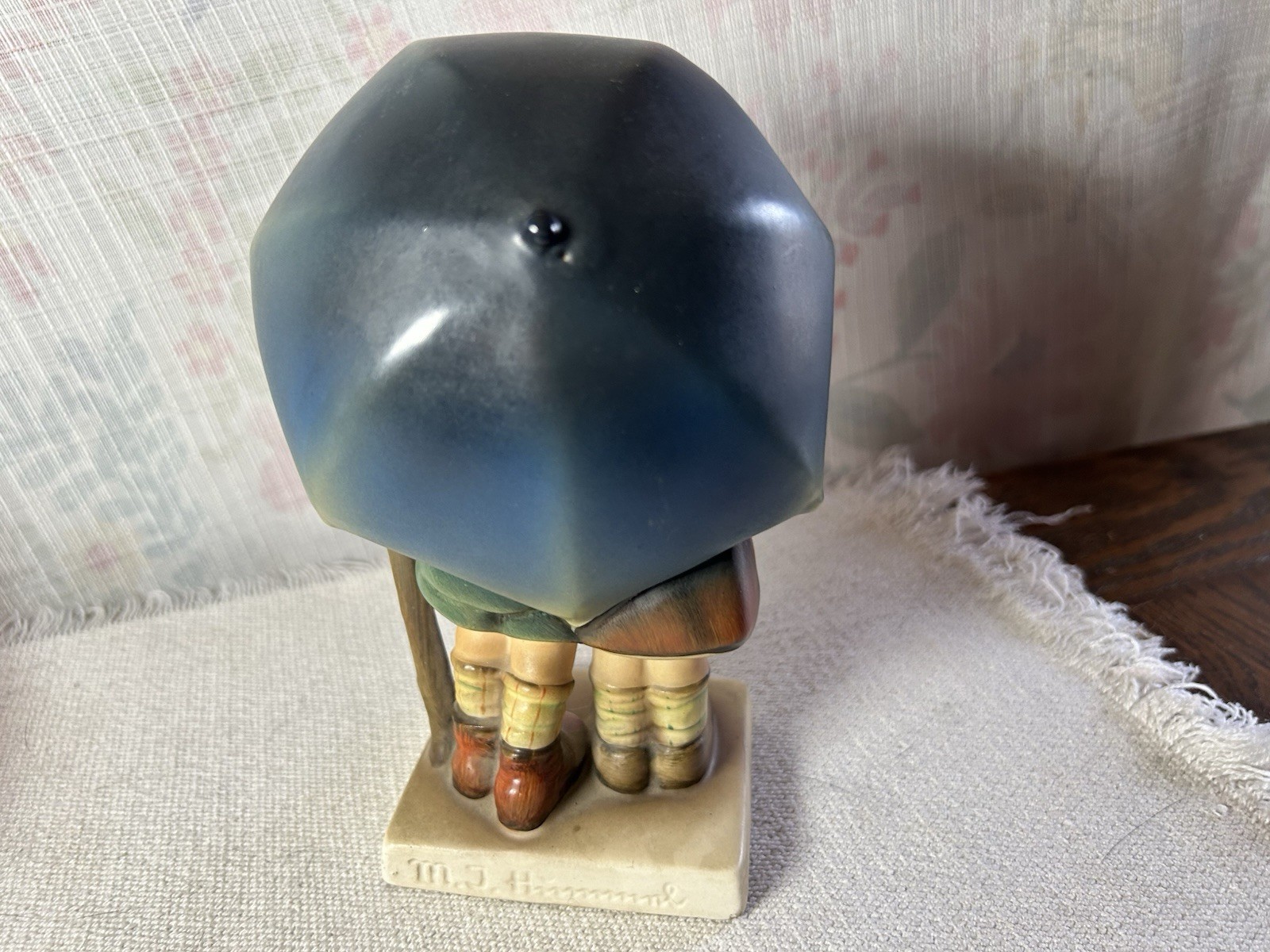 Goebel Hummel “STORMY WEATHER” #71 FULL BEE 6.5″ TMK2 1950-1959