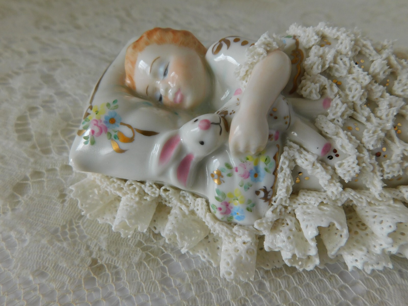MULLER VOLKSTEDT IRISH DRESDEN FIGURE PORCELAIN LACE BABY CUDDLING BUNNY – MINT