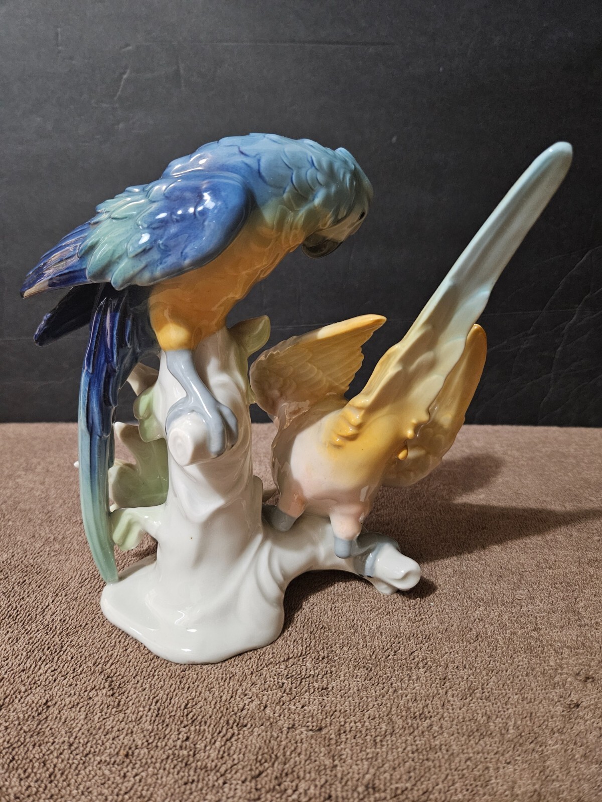 VINTAGE GERMAN PORCELAIN APEL PORZELLAN COLORFUL DOUBLE PARROT FIGURINE 7 5/8″