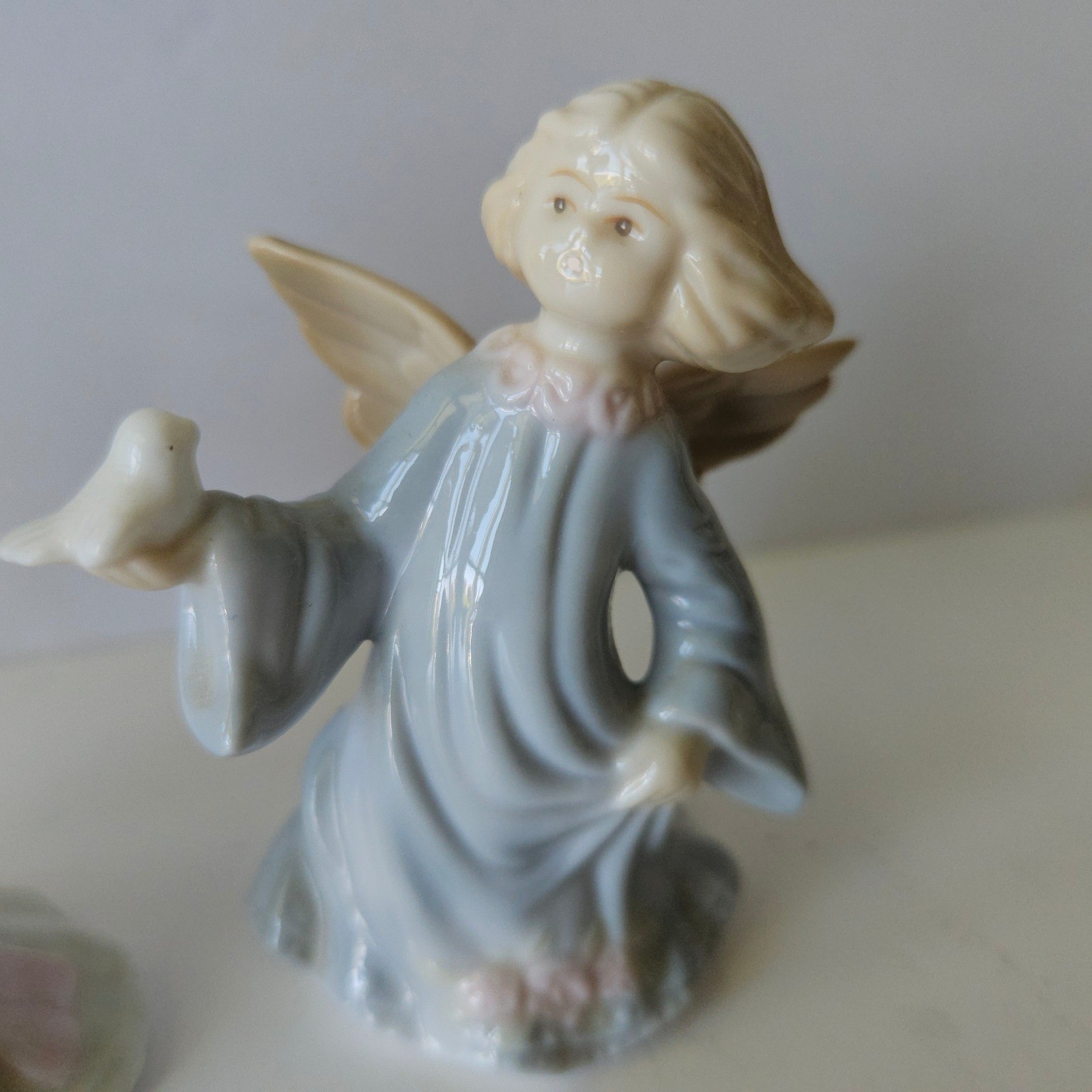 Vtg Russ Berrie Mini Porcelain Angel Trio – 2.5in Tall