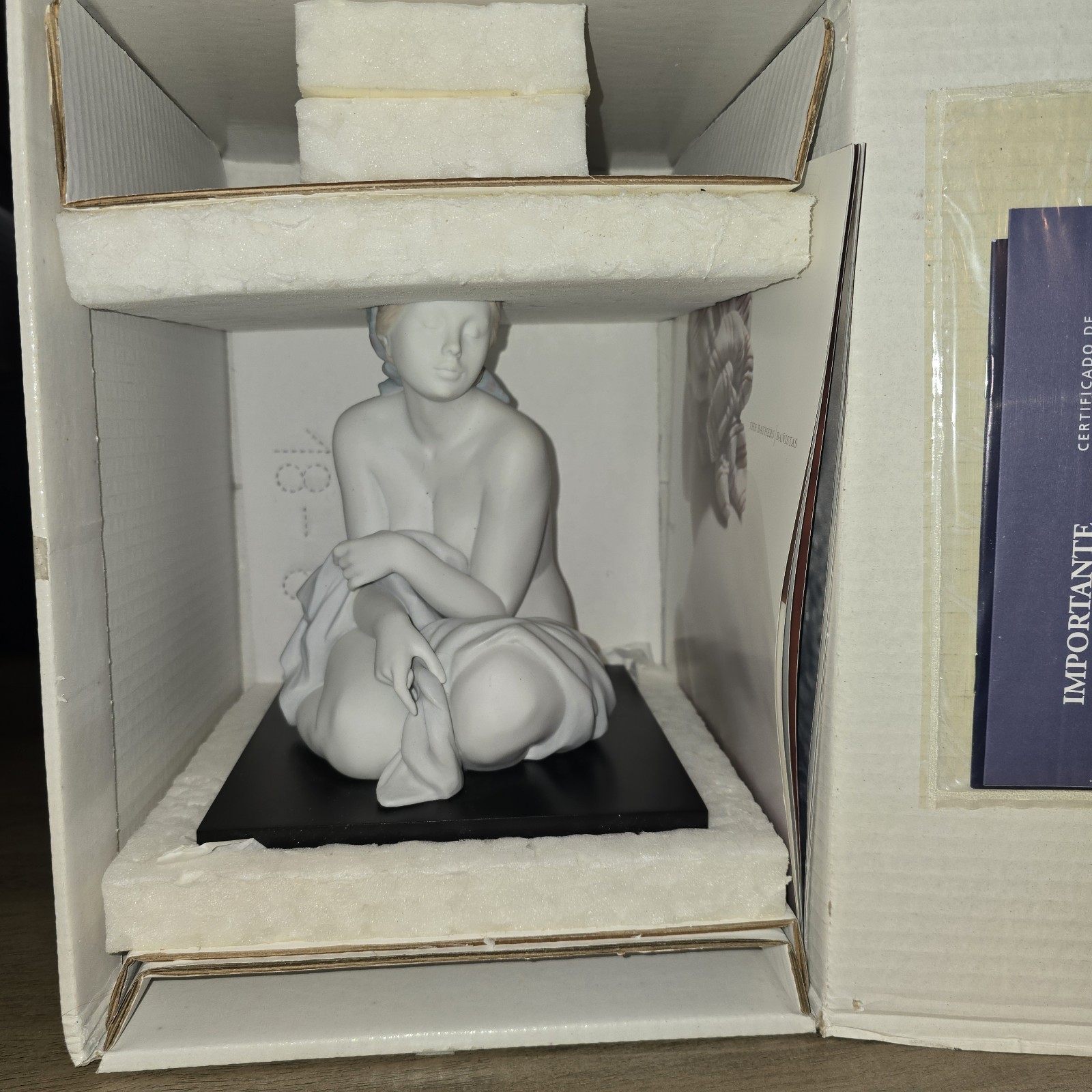 LLADRO – A TIMELESS MOMENT -RETIRED 2004 Porcelain Figurine