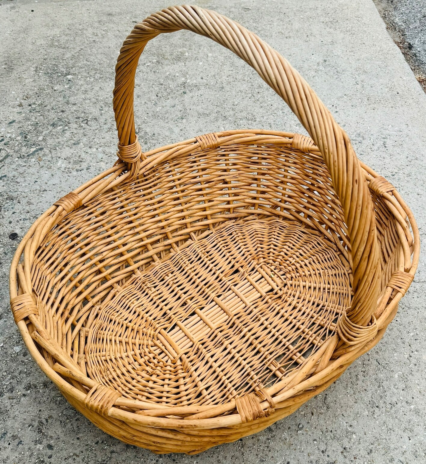 Extra Large Strong Willow Basket 27.5″ x 24″ x 23″ / 6.2LB — Local pick up only