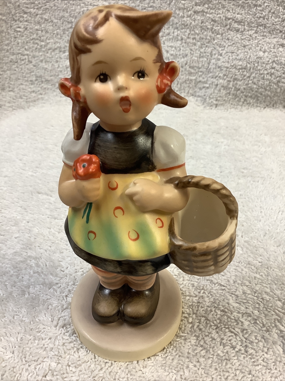 VINTAGE W. GOEBEL HUMMEL FIGURINE “SISTER” #98/0 W. GERMANY 5 1/2 IN