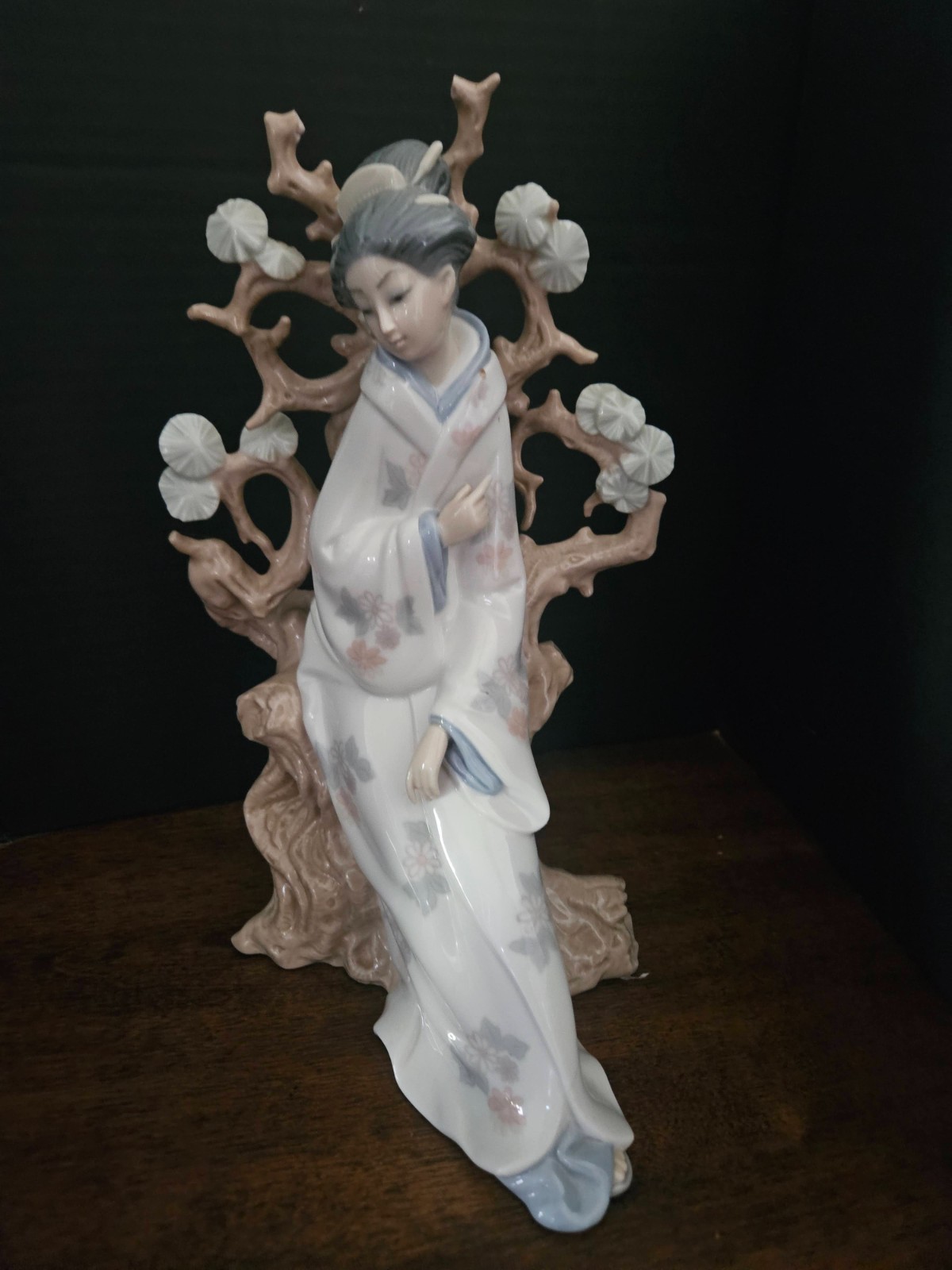 Lladro Geisha Porcelain Figure By Vicente Martinez sold As is