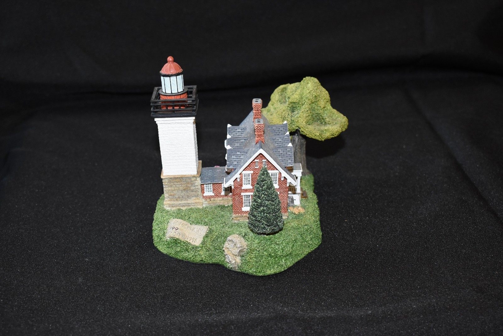 COLLECTIBLE HARBOUR LIGHTS LIGHTHOUSE 1998 DUNKIRK NEW YORK HL# 221