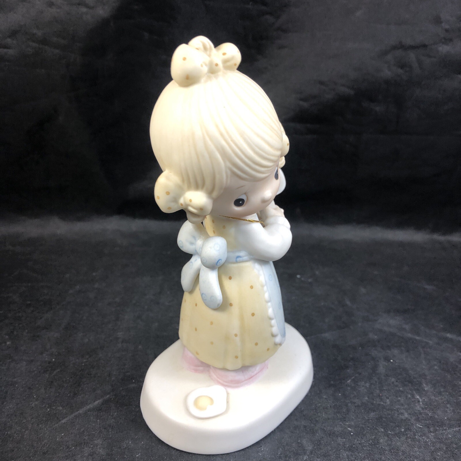 Precious Moments Figurine Eggs Over Easy Little Girl Jonathon David Enesco 1979