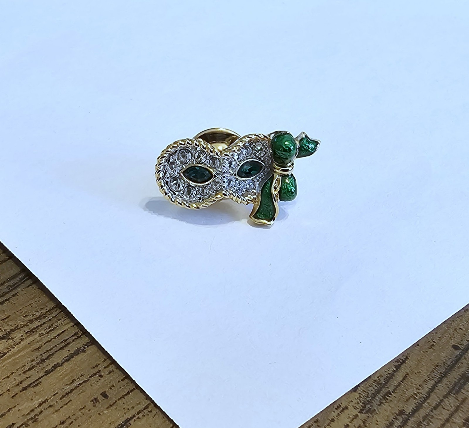 🎭 Swarovski Crystal 2001 SCS Harlequin Masquerade Mask Pin, Green Eyes / Enamel