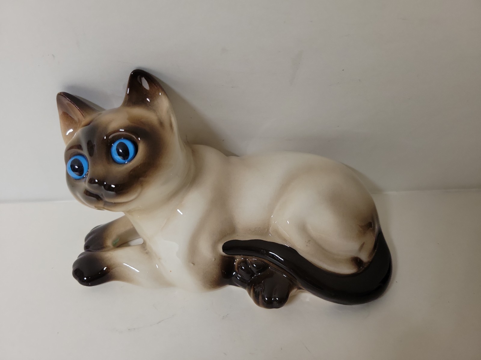 Vintage Enesco Siamese Kitten Cat Figurine Glass Blue Eyes 6″