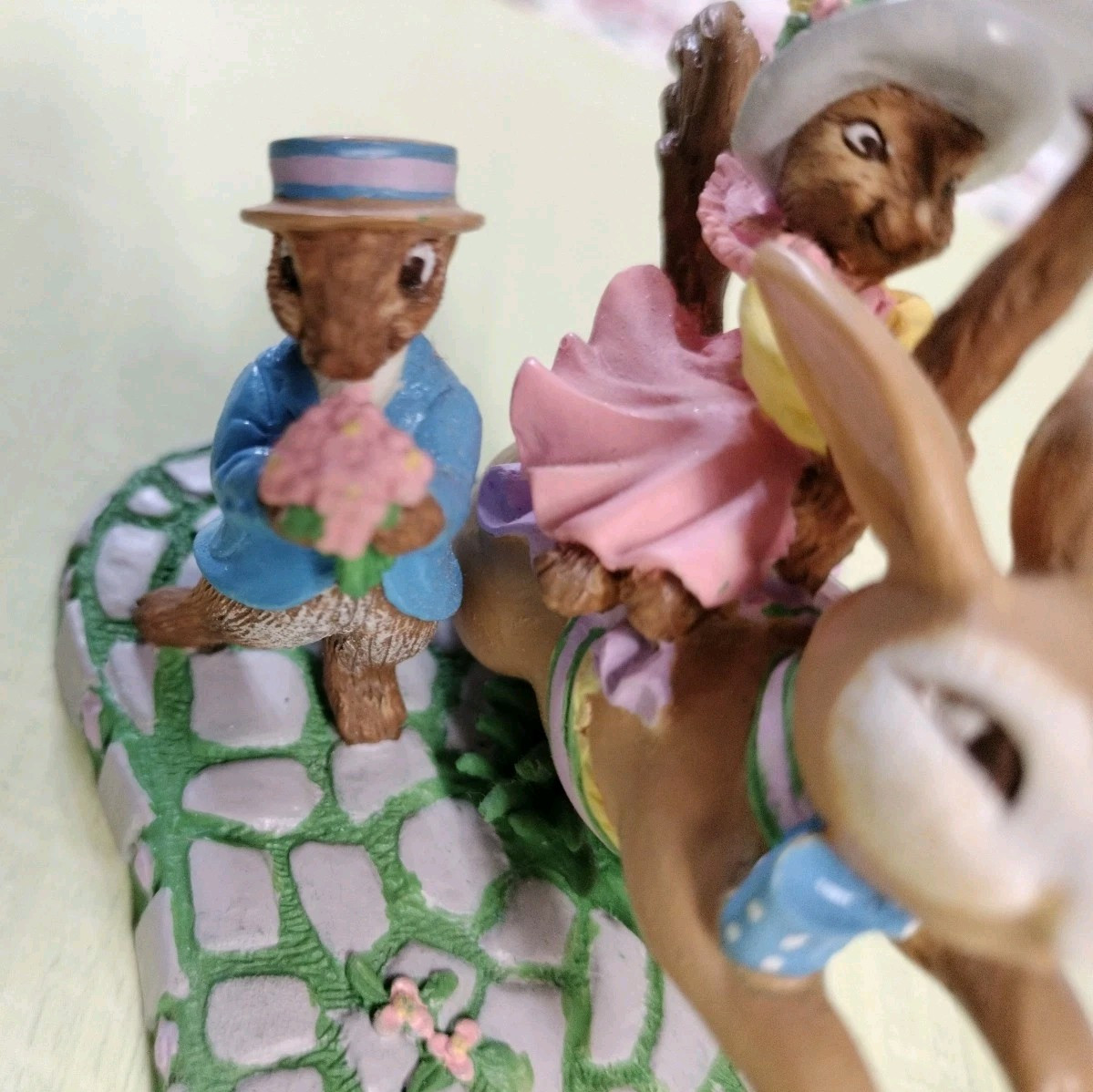 1993 AVON Kathy Jeffers Miniature Collection FLOWERS FOR A KISS Figurine