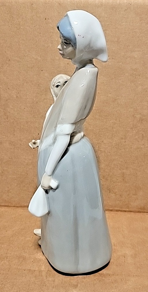 CasAdes Mother Daughter Porcelain Figurine Spain 9.75 inches Child Lladro style