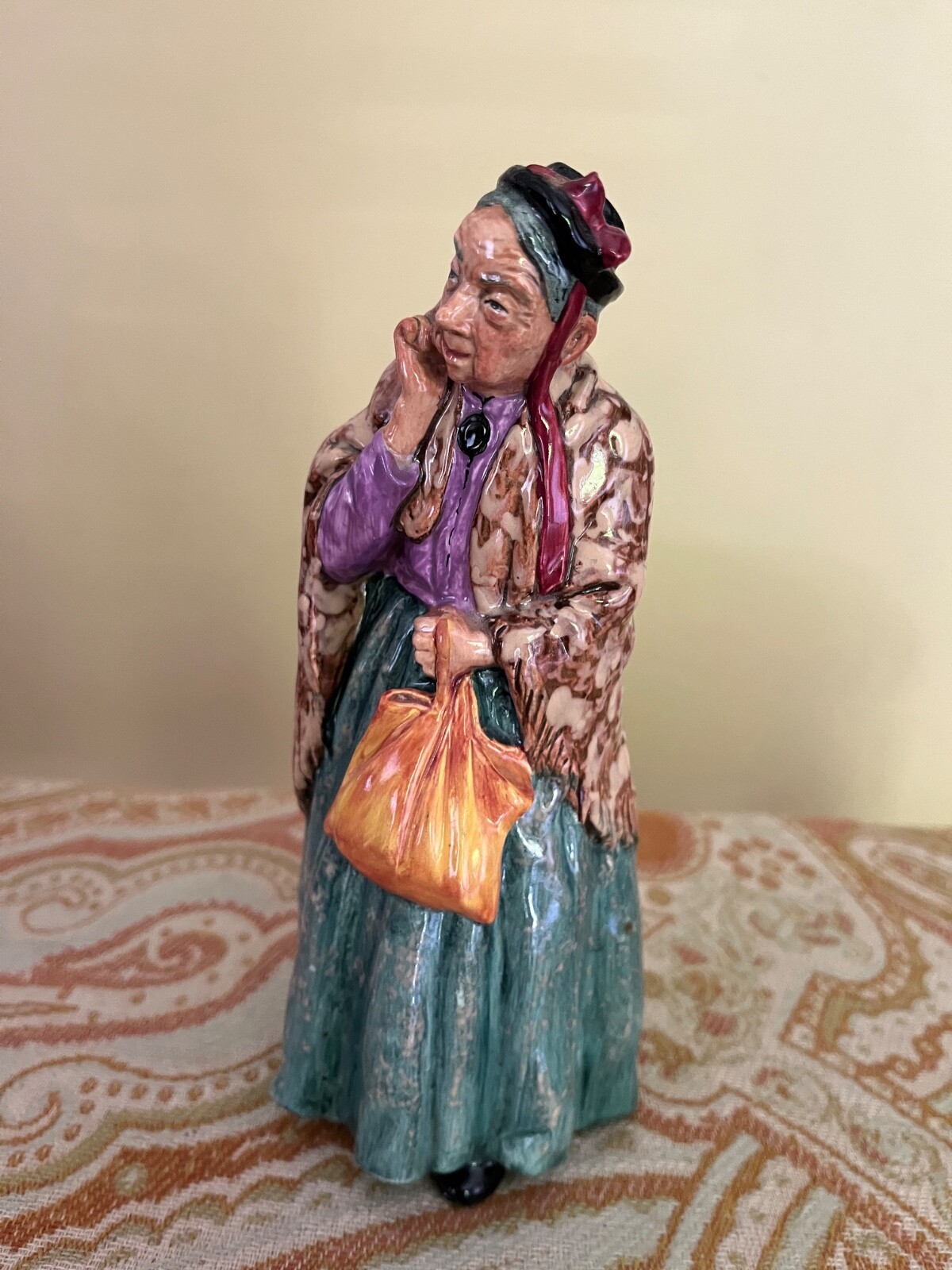 Royal Doulton * BRIDGET * HN2070, 7 7/8″, Elderly Lady With Purse & Shawl, MINT