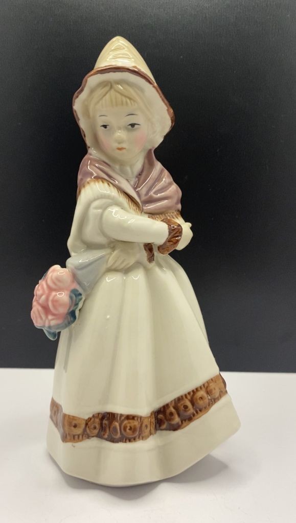 6lt83 Figurine. Girl with Flowers. Porcelain. Whole. Height: 18.5 cm.