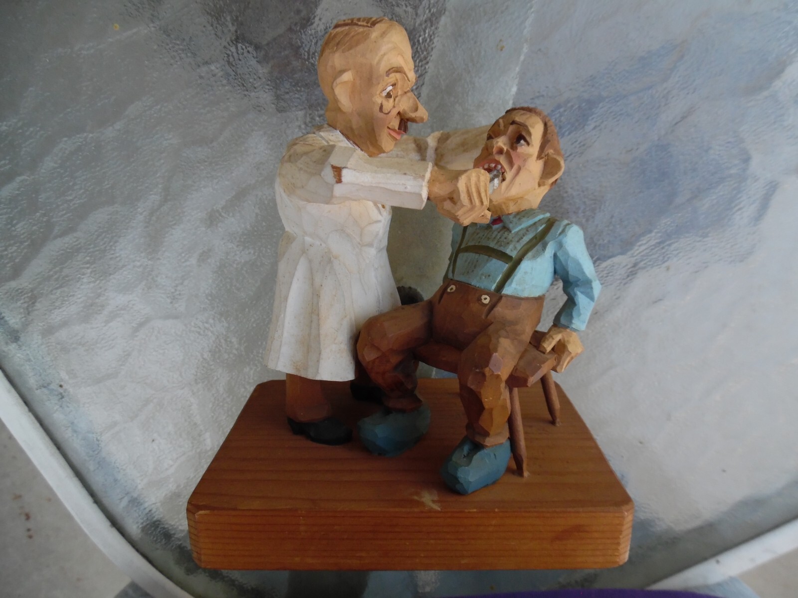 CARVED WOOD FIGURE DENTIST AND PATIENT TOOTH PULL PLIERS Gg HEISSWOLF GERMANY