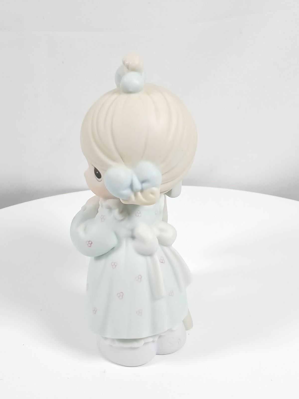 Precious Moments Club Figurine: 1991 “Sharing the Good News Together” #C0011